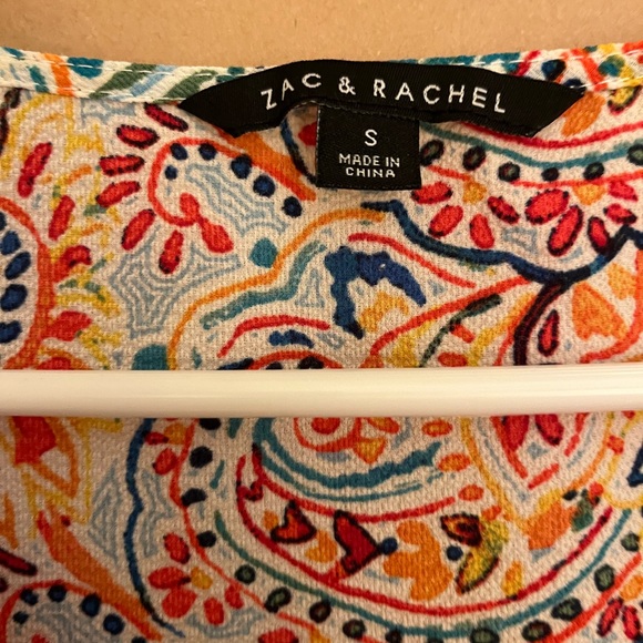 Zac & Rachel size small short-sleeved, ruffled sleeves. 100% polyester. - Picture 2 of 3